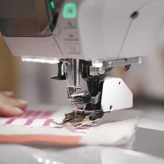 Bernina S-570qe Sewing Machine ** October Offer. Free Trolley Bag ** - Image 3